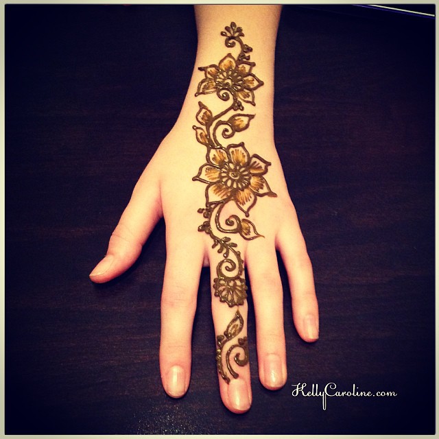 A new Henna design for the top of the hand. She asked for something simple and floral, and this is what I did for her. She really liked it  #henna #mehndi #floral #flowers #kellycaroline #tattoo #tattoos #ypsilanti #ypsi #michigan #art #artist #drawing #hennamichigan #hennadesign #hennainspire #flowers #indian #party