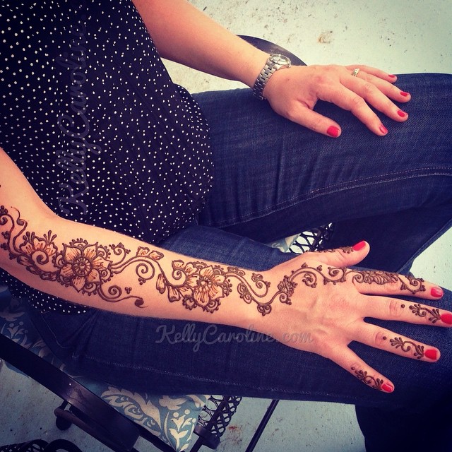 Henna tattoo on the arm - pretty floral design #henna #hennas #mehndi #floral #florals #flower #flowers #kellycaroline #hennaart #michigan #michiganinstagrammers #ypsi #ypsilanti #annarbor #royaloak #vines #tattoo #tattoos #ink #art