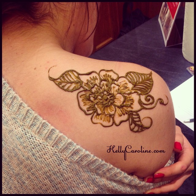 A cute floral henna design on the shoulder with leaves and swirls. #henna #hennas #hennaartist #leaves #vines #swirls #shouldertattoo #tattoo #tattoos #ink #mehndi #manicure #shaded #girly #art #artist #flower #flowers