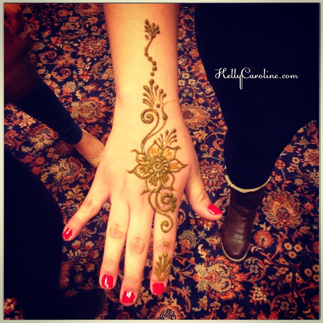 Simple henna design for the top of the hand - perfect for a henna party #kellycaroline #henna #art #artist #michigan #hennapro #flower #flowers #mehndi #mehendi #india #hennas #organic #party #manicure #tattoo #tattoos #tattoodesign #design #vines #red #rrr #naturalhenna #hennalife #hennaart