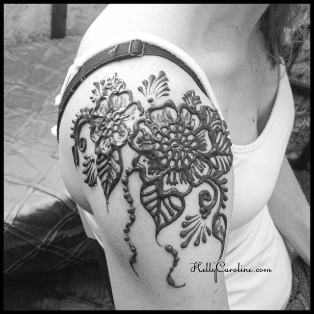 A bold floral henna design for the shoulder done at the studio in Ypsi. #henna #hennas #hennastain #hennaartist #hennatattoos #tattoo #tattoos #kellycaroline #ypsi #ypsilanti #michigan #art #art #ink #floral #flower #flowers #shouldertattoo #nature #design #designs #festival