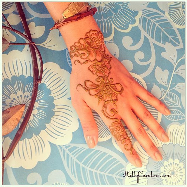 A cute Henna design on the top of the hand. #henna #hennas #mendhi #michigan #hennatattoo #tattoo #tattoos #organic #kellycaroline #ypsi #ypsilanti #yoga #yogi #flower #floral #flowers #hennamichigan #blue #turquoise