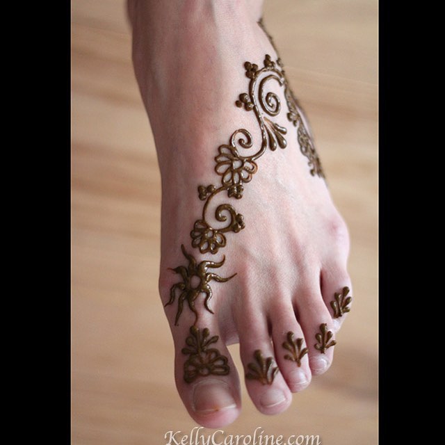 Afun foot tattoo from earlier this year. I love the simple quality to it. Very dainty #henna #hennatattoo #kellycaroline #michigan #hennaart #hennaartist #tattoo #tattoos #foottattoo #ink #inktober #vines #ypsi #ypsilanti