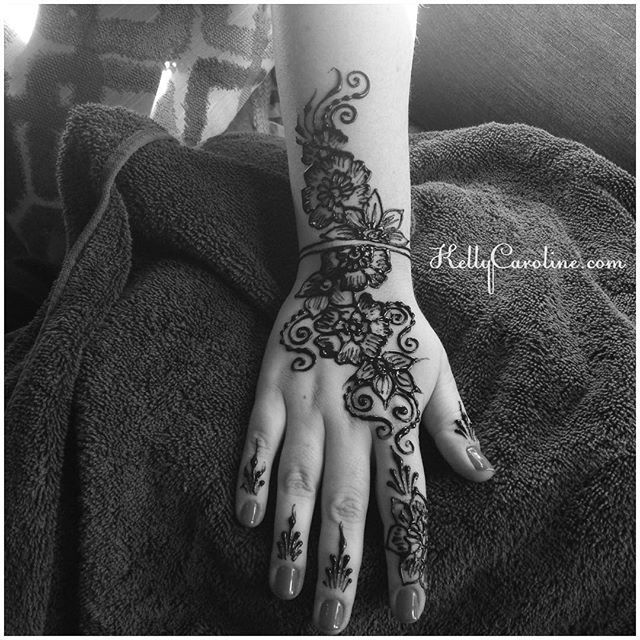 Henna for a guest at our Mehndi Party today in Troy, MI we were the artists for - . . . private appointments available Monday-Saturday 2-5:30pm call 734-536-1705 or email kelly@kellycaroline.com #henna #hennas #hennaartist #kellycaroline #michigan #michiganartist #dearborn #dearbornheights #mehndi #mehndidesign #tattoo #tattoos #ink #organic #hennadesign #hennatattoo #hennatattoos #flower #flowers #yoga #yogi #mandala #art #artist #ypsi #ypsilanti #detroit