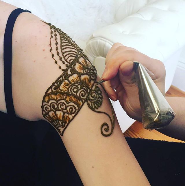 So excited to share more of these new pictures from @shilessnerphoto of our henna session ! . . private appointments available Monday-Saturday 2-5:30pm call 734-536-1705 or email kelly@kellycaroline.com #henna #hennas #hennaartist #kellycaroline #michigan #michiganartist #dearborn #dearbornheights #mehndi #mehndidesign #tattoo #tattoos #ink #organic #hennadesign #hennatattoo #hennatattoos #flower #flowers #yoga #yogi #mandala #ypsi #ypsilanti #detroit #birthdayparty