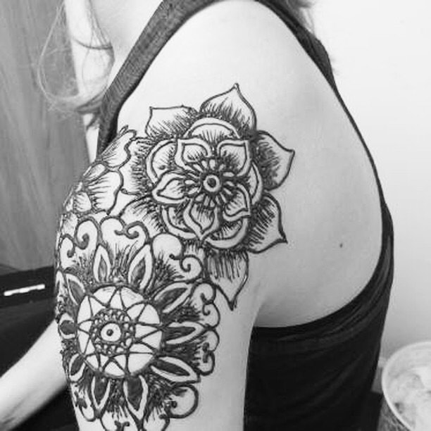 henna by our artist Frances at the studio :: shoulder arm floral mandala for the summer #henna #hennas #hennaartist #kellycaroline #michigan #michiganartist #dearborn #dearbornheights #mehndi #mehndidesign #tattoo #tattoos #ink #organic #hennadesign #hennatattoo #hennatattoos #flower #flowers #yoga #yogi #mandala #ypsi #ypsilanti #detroit #birthdayparty #canton