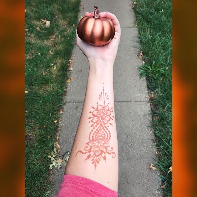 TONIGHTGet eerie at @theeyrieypsi!  5-6pm our artist will be there doing henna! Come celebrate fall as we enter the spooky season at this magical event!  #ypsilanti #ypsi #ypsireal #theeyrie #henna #hennatattoo #kellycaroline #hennaannarbor #hennamichigan #michigan #annarbor #mehndi #a2 #pumpkin #firstfridays