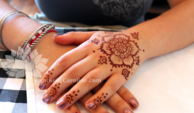henna stain, henna hands