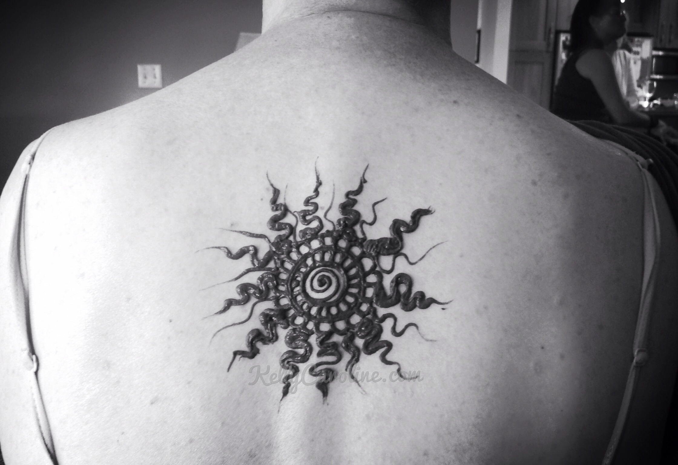 henna tattoo, sun tattoo, henna tattoo sun, sun design, back tattoo