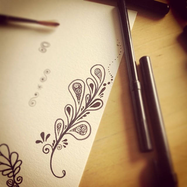 Swirly feathery doodles .. #henna #art #feathers #tattoo #design #drawing #vines #swirls #doodles #drawing #kellycaroline