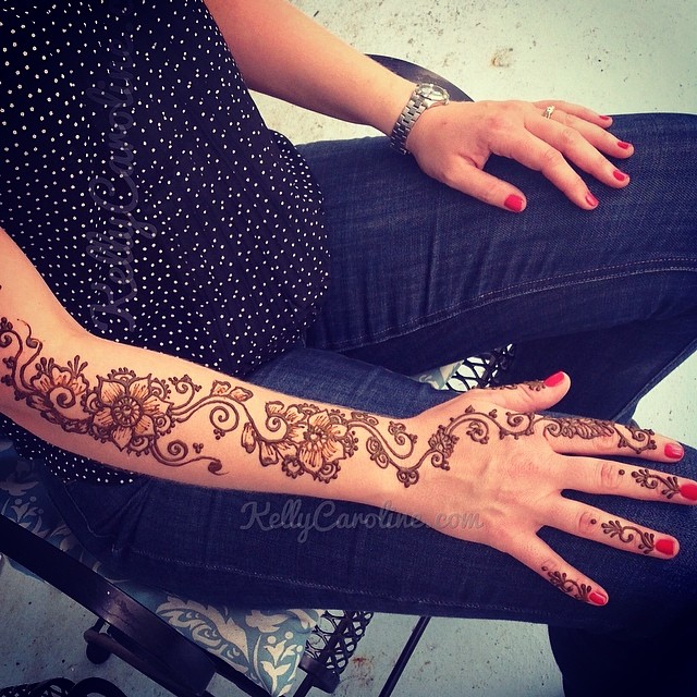 Henna on the hand with vines by Kelly Caroline in Ypsilanti#kellycaroline #ypsilanti #henna #tattoo #summer #elvisfest #elvisfestival #tattoo #tattoos #art #mehndi #hennaartist #hennatattoo