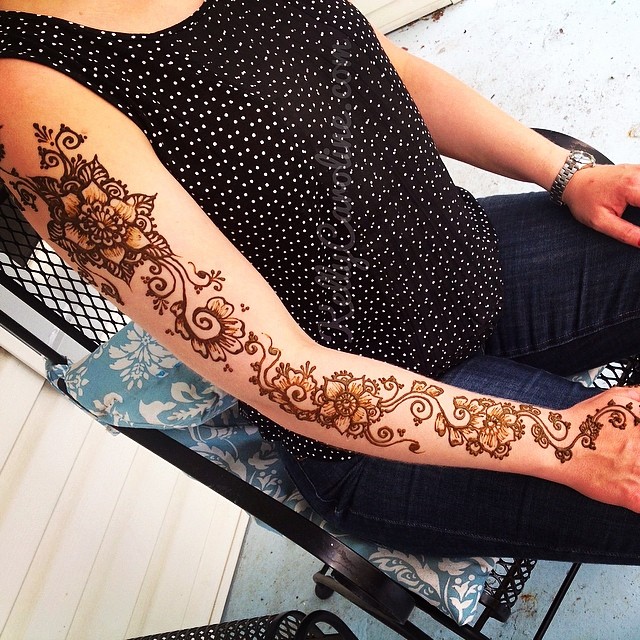 Henna tattoos by Kelly Caroline in Ypsilanti #henna #hennaart #ypsilanti #michigan #tattoos #tattoodesign #mehndi #summer #elvisfestival #elvisfest #outside #flowers