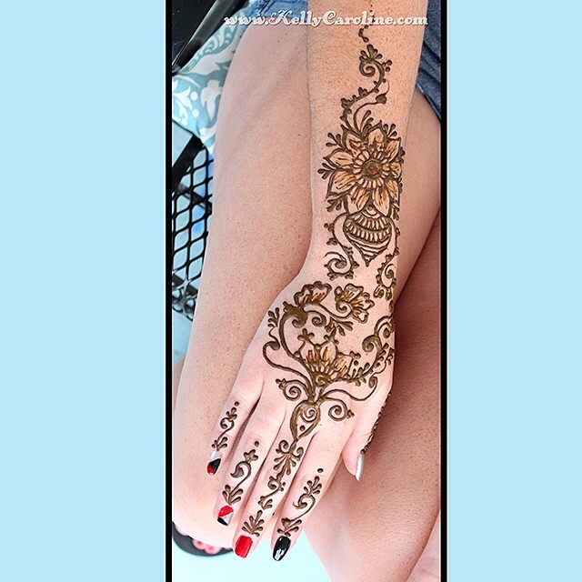 Floral tribal Henna on top of the hand #henna #kellycaroline #mehndi #tattoo #tattoos #ypsilanti #michigan #art #artist #flowers #floral #tribal #design #hennaartist
