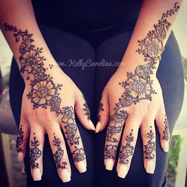 Henna design on the top of the hands #henna #hennaartist #kellycaroline #mehndi #flowers #tattoos #tattoo #tattoodesign #art #artist #michigan #ypsi #ypsilanti #design #summer #outside