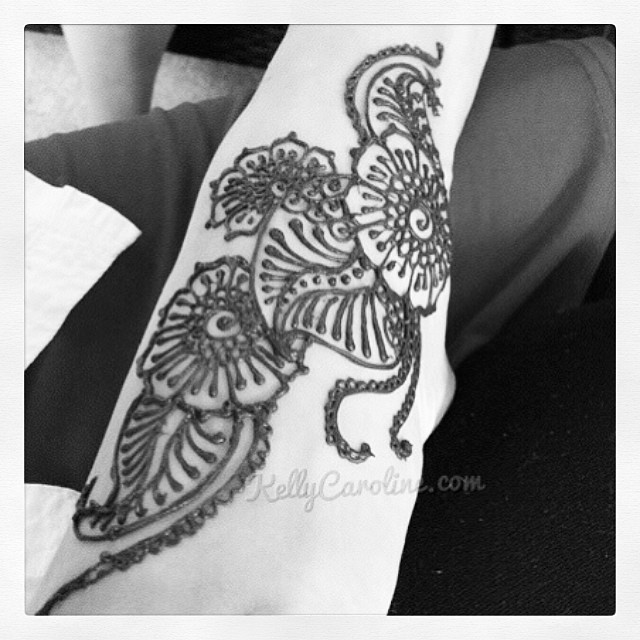 A fun floral Henna design on the top of the foot. #henna #hennaartist #kellycaroline #mehndi #tattoo #tattoos #tattoodesign #foottattoo #feethenna #festival #ypsilanti #ypsi #flowers