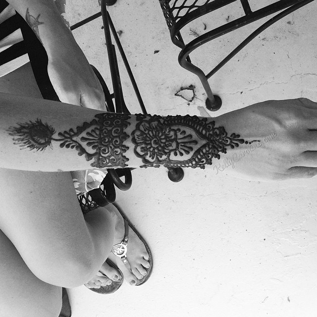 Henna tattoo cuff design with a pretty peacock feather #henna #kellycaroline #michiganhennaartist #ypsilanti #ypsi #peacock #mehndi #mehndimonday #hennaartist #tribal #tattoo #tattoos #tattoodesign #hennacuff #cuff #art #artist #wrist #summer #hennaonhand #hennatattoos #design
