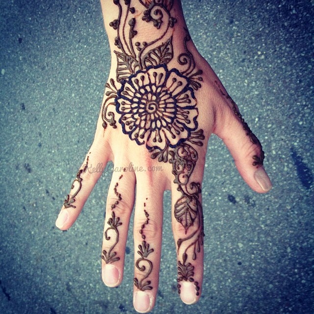 Henna on the hand from the art fair today in downtown Ypsilanti .#henna #kellycaroline #mehndi #handhenna #hennadesign #ypsilanti #michigan #hennaartist #summer #tattoos #tattoo #flowers #vines #art #artist