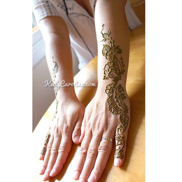 Another view of the henna hand designs from today . This henna design will last for 10-14 days #henna #mehndi #kellycaroline #michiganhennaartist #hennadesigns #hennatattoos #tattoos #tattoo #french #art #artist #westbloomfield #design #privateappointment #flowers #floral