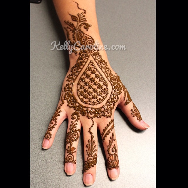 Something a little different – a Checkered teardrop henna design with decorated fingers#henna #mehndi #hennaartist #tattoos #tattoo #ypsilanti #michigan #kellycaroline #design #art #artist