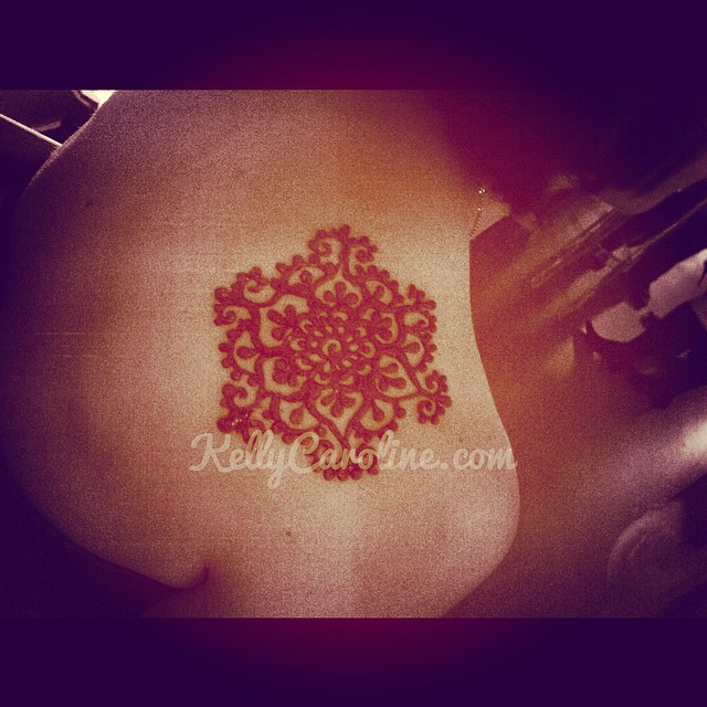 Henna tattoo on the shoulder at a party in Detroit#henna #hennaartist #kellycaroline #michigan #michiganhennaartist #ypsi #ypsilanti #party #mehndi #hennadesigns #tattoo #tattoos #art #artist