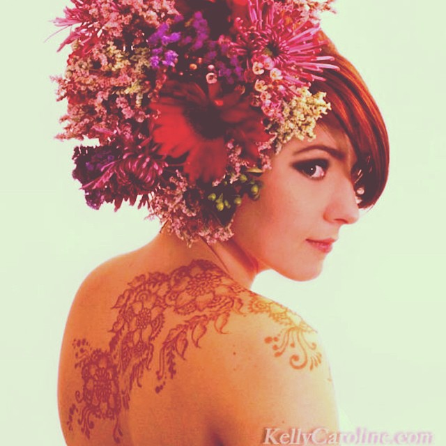 Still one of my favorite henna photo shoots. The color of the henna stain looked so nice on her back. #henna #kellycaroline #mehndi #hennadesigns #michigan #michiganhennaartist #ypsi #ypsilanti #hennaartist #hennadesigns #stain #brown #flowers #hair #hairstyle #photoshoot #model #red #hennatattoo #tattoos #tattoo #tats #design #art #artist