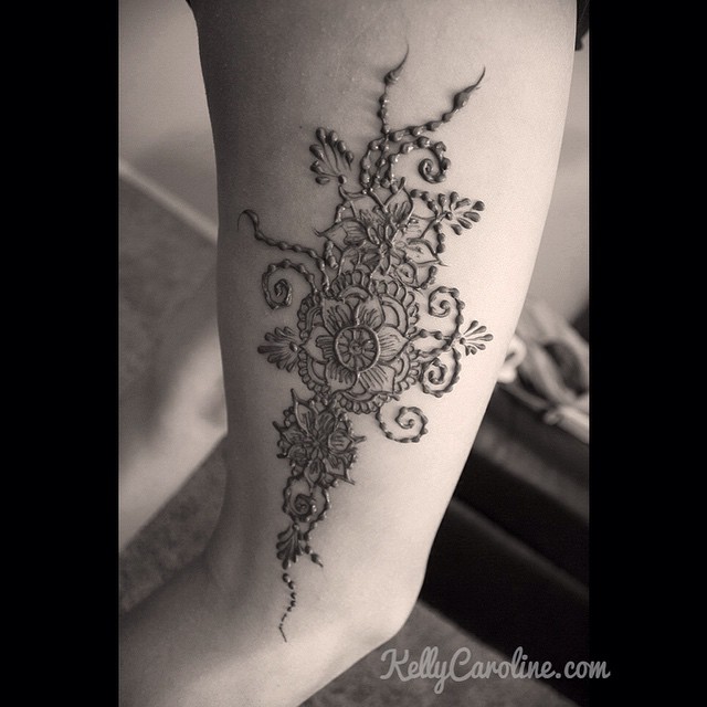 Floral Henna design on the top of the leg