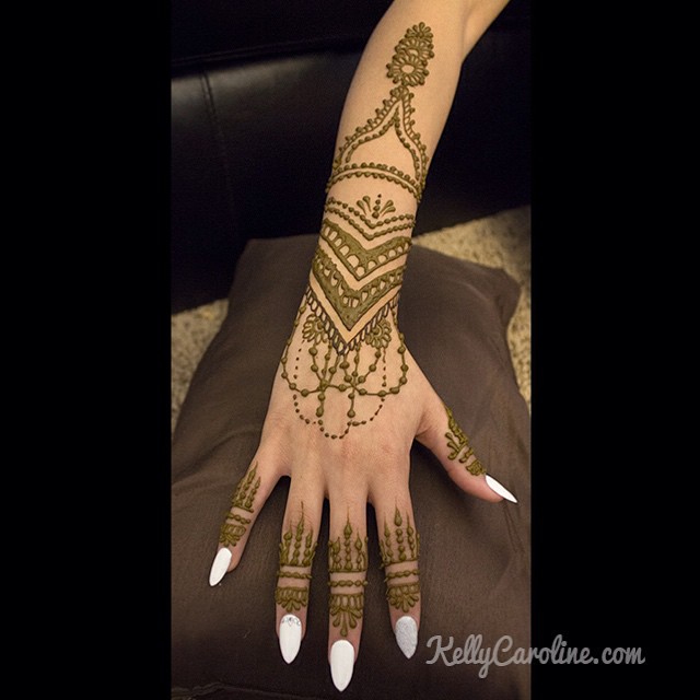 The other wedding henna design for last week's bride. I get so excited when my brides love their henna designs  this mehndi design looks great on her #henna #hennas #mehndi #wedding #weddings #hennaartist #kellycaroline #michigan #bride #bridal #india #tattoo #tattoos #ink #pretty #jewelry #design #fingers #nails #stiletto #manicure #cuff #michiganart