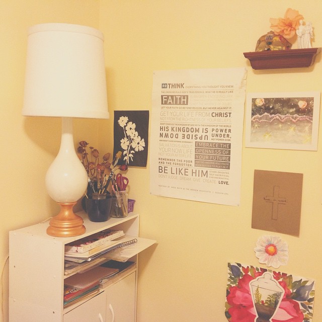 My latest craft – that very tall lamp I found for free. It was all white when I got it. I really loved it being all white but since it is so large, I needed to break it up a bit so I painted it with gold leaf & now it is totally my favorite lamp  #diy #diyers #craft #craftroom #lamp #project #gold #goldleaf #paint #painted #white #whiteandgold #pinterest #kellycaroline #crafting #art #artist #michigan #design #designs #colors