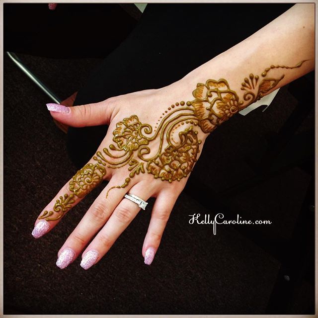 Henna appointment today at the studio. Now she is all set for her holiday weekend ️ #henna #hennas #hennalife #hennaartist #kellycaroline #michigan #ypsi #ypsilanti #royaloak #annarbor #art #artist #floral #flower #tattoo #tattoos #hand #manicure #design #mehndi #wedding #weddings