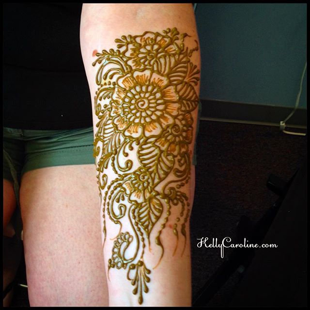 Henna for a friend at the studio yesterday celebrating her birthday and an upcoming high school reunion ️