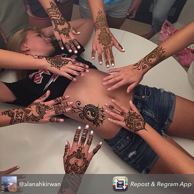 Great group henna pic from tonight’s henna party by @alanahkirwan