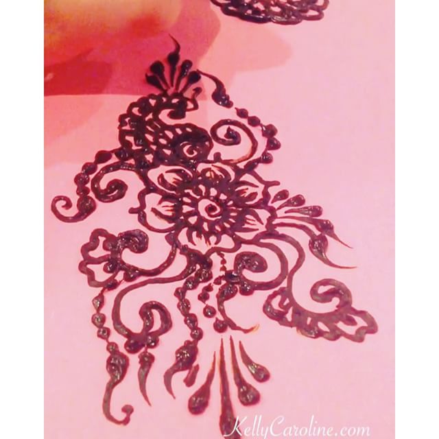 A quick video of a little henna practice. I think this henna tattoo design would look great down the back or on a thigh