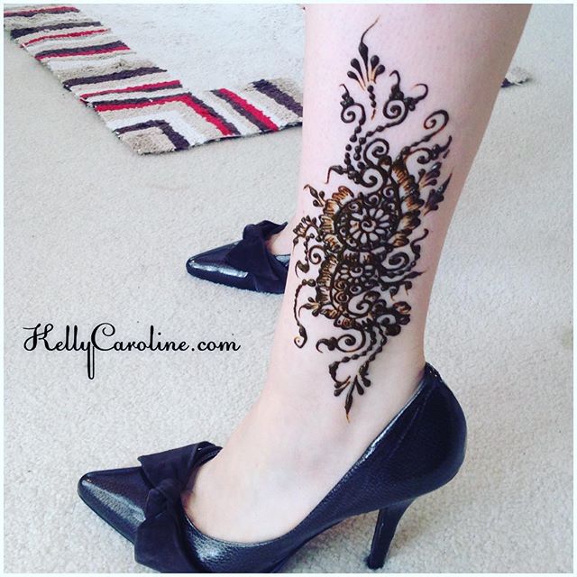 Henna today for a bride to be at her bridal shower – a simple floral paisley henna tattoo on the leg . I loved loved her shoes so much!