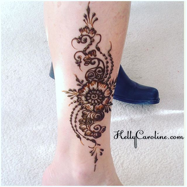 Henna today for a guests at a bridal shower – a simple floral paisley henna tattoo on the leg.