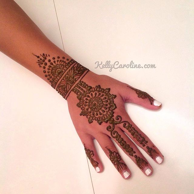 Classy, hand henna design in the studio