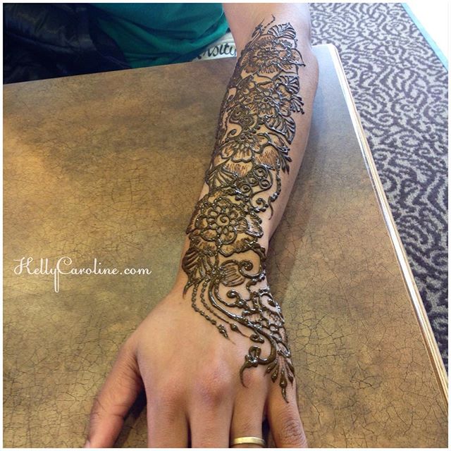 Freestyle henna on the forearm from today’s henna session