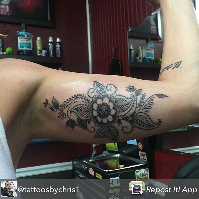 A great recreation of one of my favorite henna tattoo designs I did . . .Repost from @tattoosbychris1 - Got to do this awesome henna design. Changed it slightly. By original artist @henna_by_kelly_caroline. If your not following her you should be. She does some really dope designs. #infamousink #matthews #charlotte #queencity #704 #womenwithink #talents #igers #instagood #instalike #instafollow #artfido #artnerd #artstag #artistlife #sc #nc #dope #blackandgreyr #henna #design #tattoo #menwithink #charlotteartist #nawden #nctattooers #_talent #tattooedcarolina #tattooed_industry