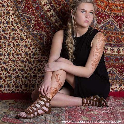 Gorgeous ladies making these henna designs shine! Photo session by @shilessnerphoto – loving the tribal jewelry feel of this one . . private appointments available Monday-Saturday 2-5:30pm call 734-536-1705 or email kelly@kellycaroline.com