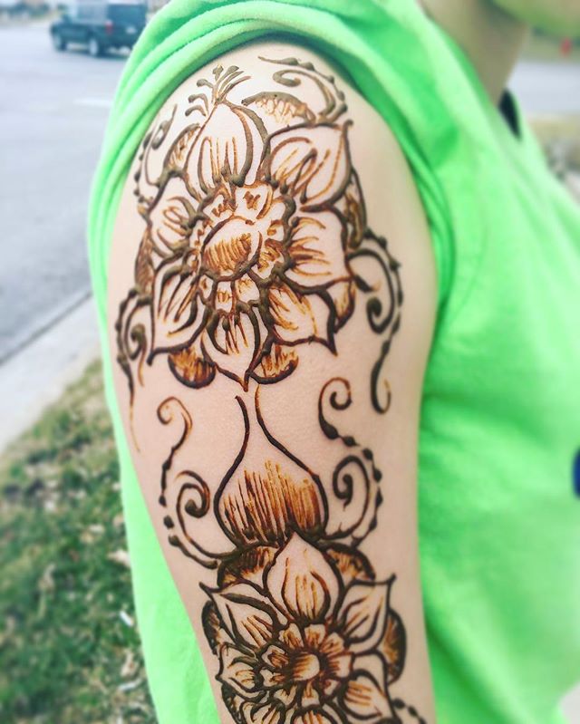 So excited to share more of these new pictures from @shilessnerphoto of our henna session ! . . private appointments available Monday-Saturday 2-5:30pm call 734-536-1705 or email kelly@kellycaroline.com