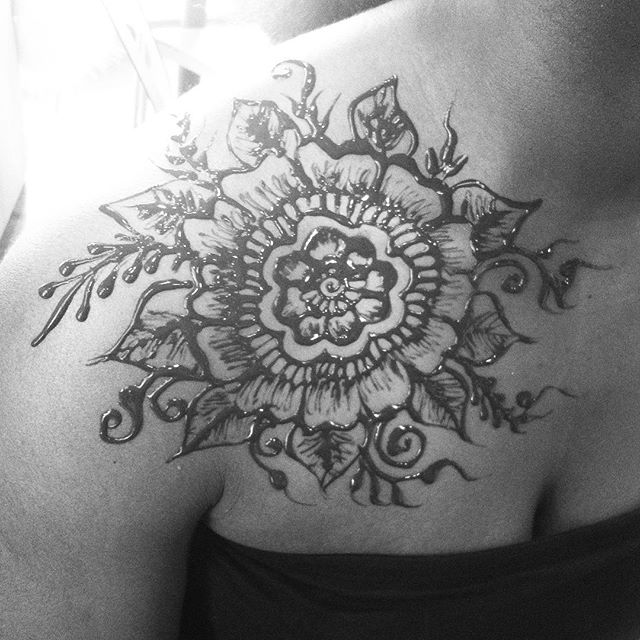 henna today :: shoulder / chest mandala for the summer