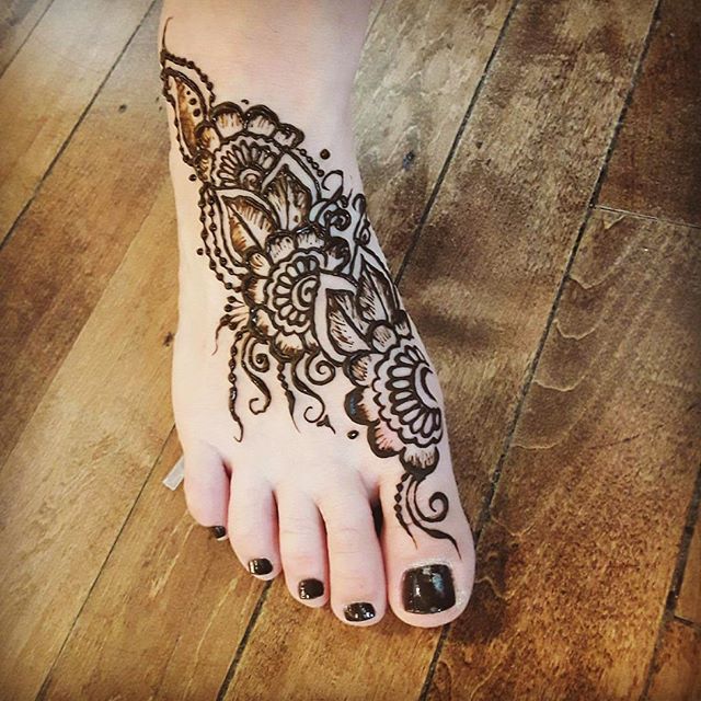 henna at the private party in the studio ::