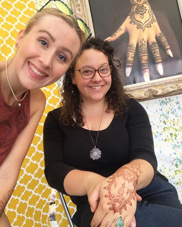 A photo of me and my booth babe , my main squeeze @shalisabird at @diypsi last weekend. Could bring you all the lovely henna without this lady by our side at festivals . And yes I am sportin my favorite jewelry pieces from the one and only @world_of_rocks_ypsi