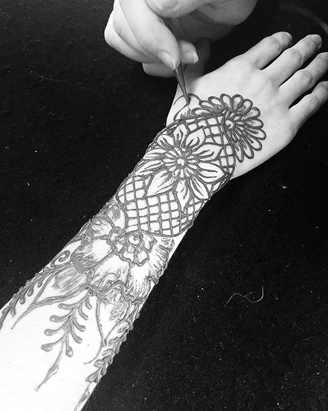 Taking henna appointments in the studio tomorrow 3-4:30pm email for an appointment kelly@kellycaroline(dot)com for henna in the studio ::