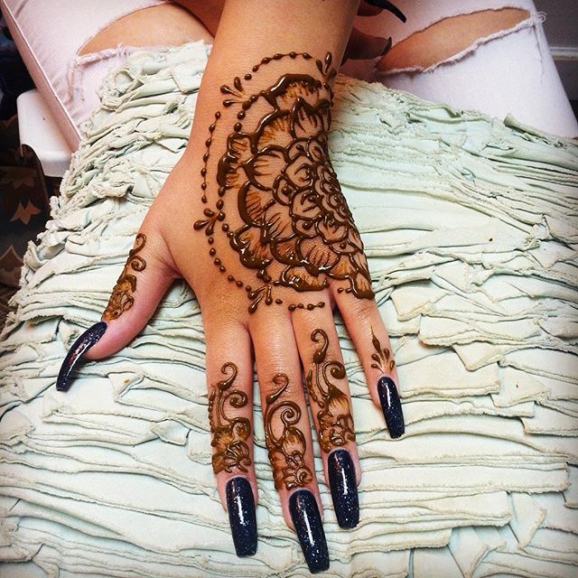 Today’s special birthday henna in the studio ::