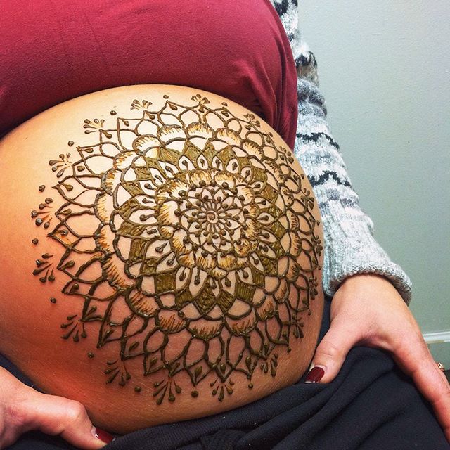 A mandala-loving mama ! The third baby on the way. Know any lovely lady who is a mama-to-be? The ideal time frame to have your baby bump decorated in natural, organic henna is 30 weeks and up. Book a session or get a gift certificate for a friend ! This pretty mama came into the studio today – so much fun!