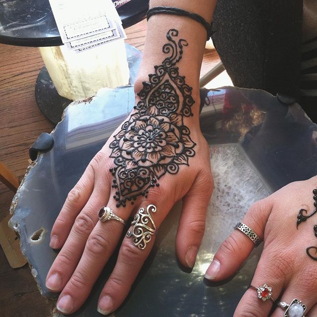 A lovely henna hand design for a lovely soul . . #henna #hennas #hennaartist #hennaparty #kellycaroline #michigan #michiganartist #dearborn #dearbornheights #mehndi #mehndidesign #tattoo #tattoos #ink #organic #hennadesign #hennatattoo #hennatattoos #flower #flowers #yoga #yogi #mandala #ypsi #ypsilanti #detroit